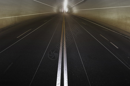空荡的混凝土隧道照片线条在灯光下汇聚图片