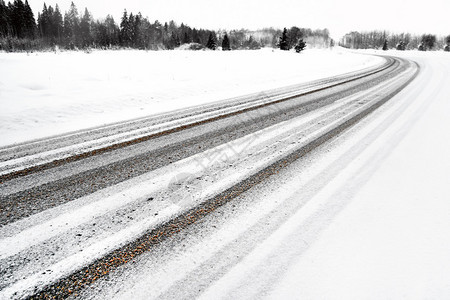 农村积雪的柏油路图片