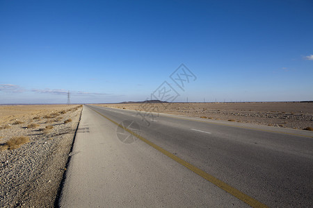 国王的高速公路穿过南约旦沙漠穿图片