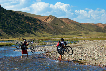 两个山地自行车手和山区河流图片