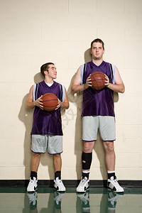 高个子和矮个子的篮球运动员图片