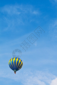 有蓝天的热气球图片