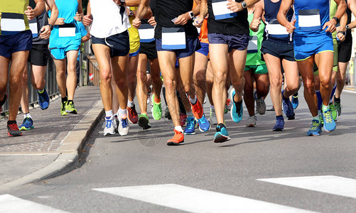 男运动员在城市里跑马拉松没图片