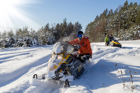 骑着雪地摩托的运动员在南乌拉尔山脉的冬季图片