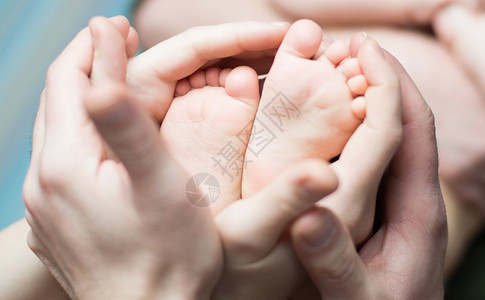 父母用爱抱着小新生儿的脚图片