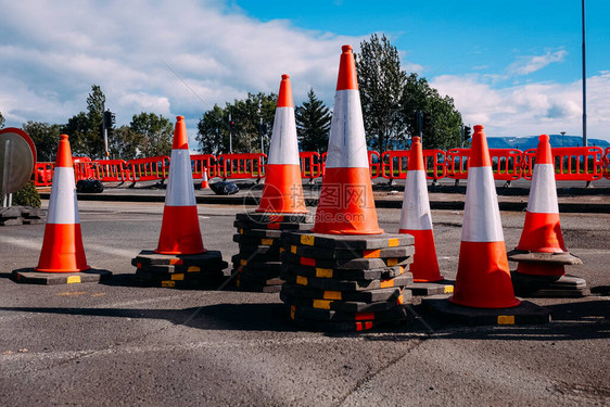 沥青路面修复过程中道路上的一图片