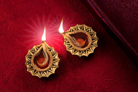 美丽的金色DiwaliDiya灯光背景图片