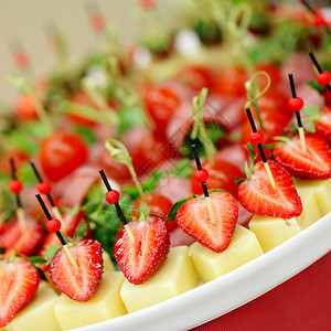 开胃菜美食带奶酪和草莓的甘图片