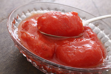 碗里的罐装李子西红柿图片