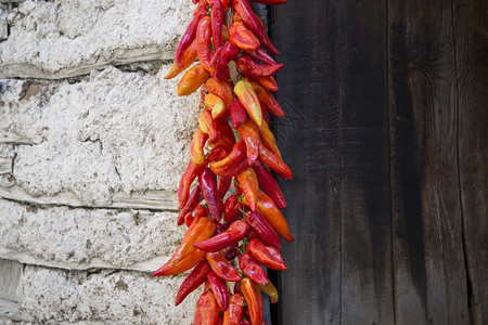 传统上挂在房子墙上晾干的红辣椒图片