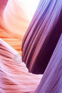 阳光深入到美国亚利桑那州下羚羊峡谷页面图片