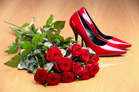一束红玫瑰和一双红色女鞋图片
