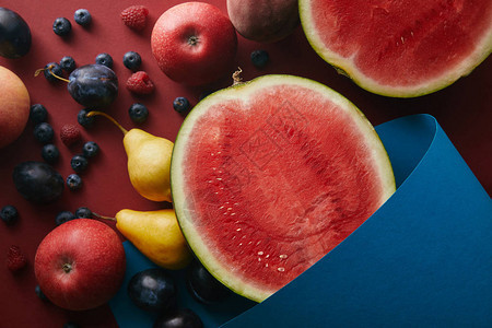 红色表面的成熟水果和图片