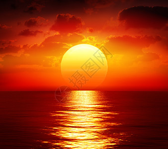 平静的海面上的日落图片