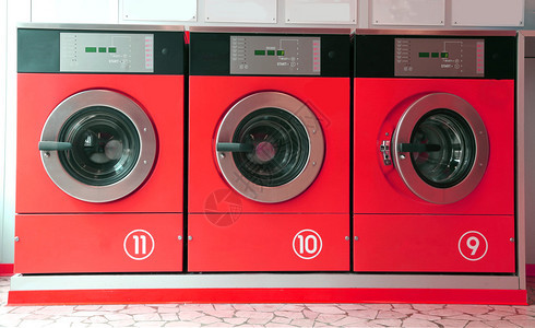 三台大型洗衣机用背景图片