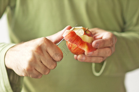 剥苹果的人手关闭手图片
