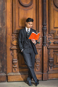 穿成三件黑西装领背衣皮鞋一名年轻英俊的大学生正站在旧时装办公室门前图片