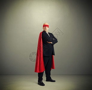 穿着红色面罩和浅灰色背面披风的超级英雄般的高级图片
