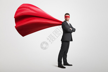 身着红面罩和灰色光底披风的超级英雄身着图片