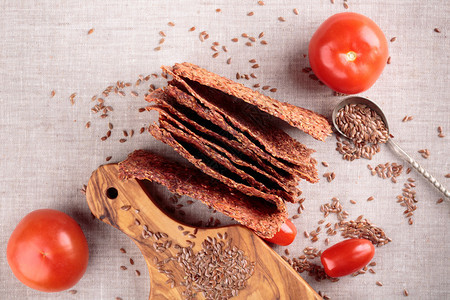 蔬菜脆面包饼干有麻籽和西红柿健康食图片