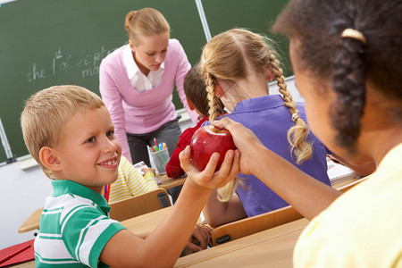 学校女生在上课时将红苹果传图片