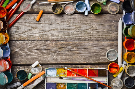 用于绘图和创作的产品的创意框架水彩画水粉画油画颜料彩色铅笔蜡笔在木桌上的图片