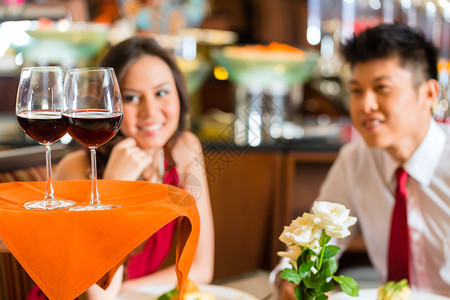 服务员或管家在高档餐厅或酒店的托盘上为男人和女人或图片