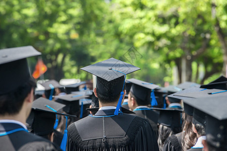 大学毕业后毕业生在大学开图片