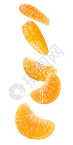 5块橙子或橘子水果在空气中剥皮图片