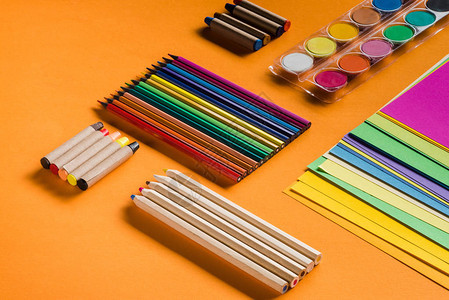 五颜六色的铅笔和纸的等量构成背景图片