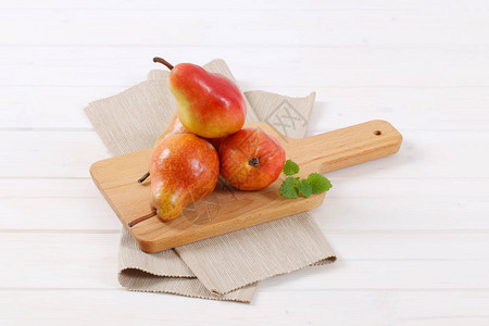 木砧板上成熟的红梨图片