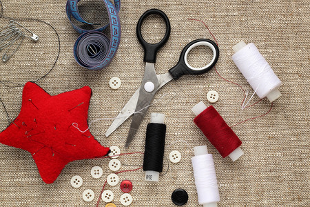带针线和纽扣的针垫用于缝纫高清图片