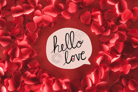 从装饰心形花瓣上以红背景和哈罗爱的字母情人节的概念呈现图片