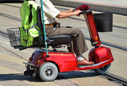 街上带电动轮椅的老人图片