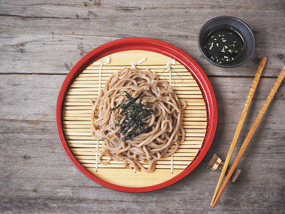 红碗传统日本料理荞麦面图片