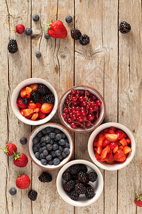 从上面拍到的碗里有软水果草莓黑莓图片