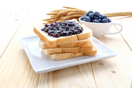 蓝莓果酱面包片图片