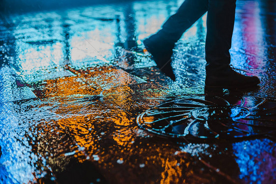 大城市的雨夜图片