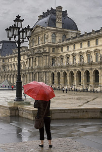 雨天背影在巴黎的雨天背景