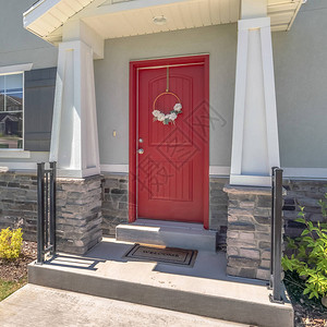 房顶用柱子和铁栏盖在两侧的红色大门上方图片