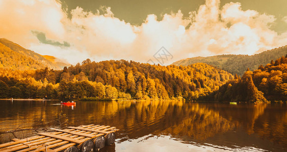卡拉戈尔黑湖的柔和秋季景观是东黑海萨夫特阿尔特文土耳其的游客当地人露营者和旅行者图片