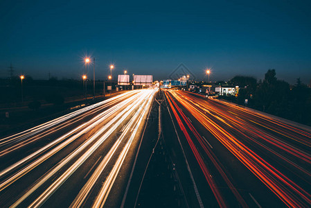 夜间道路上的红绿灯图片