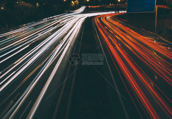 夜间道路上的红绿灯图片