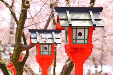 在日本寺庙里红图片