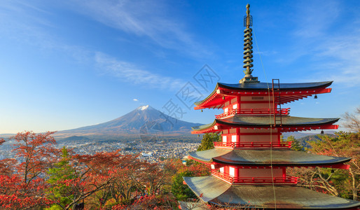 秋天日出时富士山与丘里托塔寺同图片