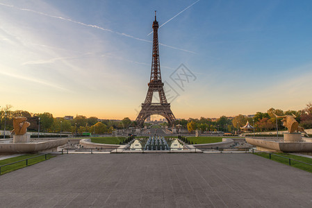 法国巴黎埃菲尔铁塔的日出图片