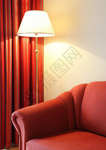 内室旅馆带有红色沙发图片