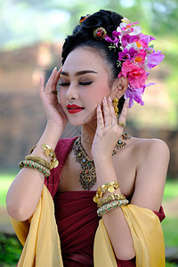 身着传统服饰的美丽泰国女孩在ChoengTha作为公共场所的泰国寺庙图片