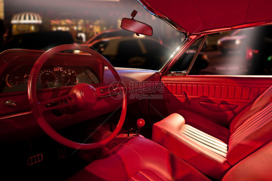 夜间好莱坞城市豪华红色汽车内饰图片