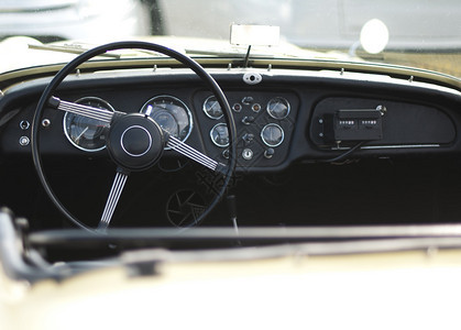 一辆旧古董车的方向盘和仪表板图片